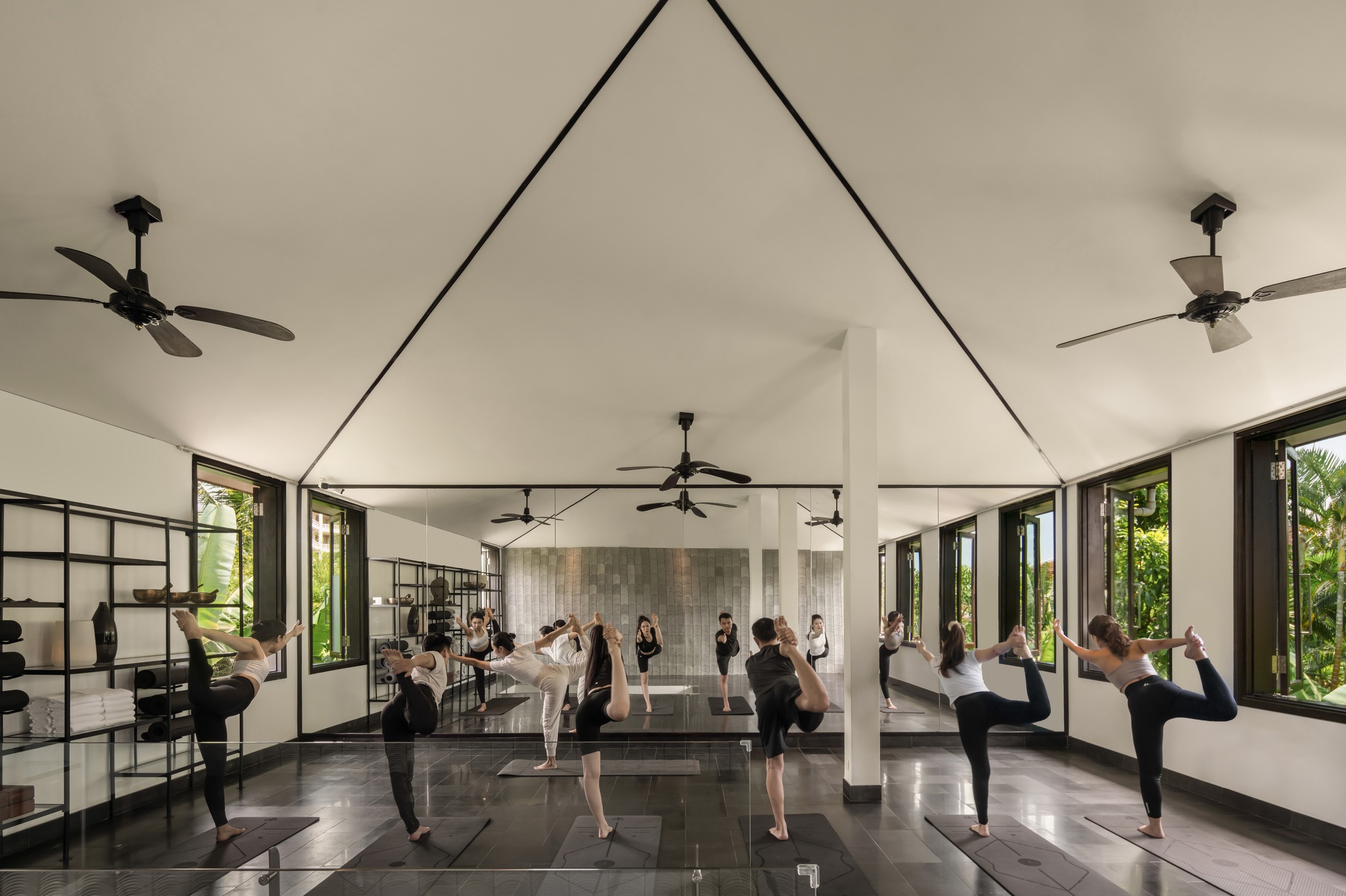 Hít thở căng tràn và lắng nghe cơ thể tại TIA Wellness Đà Nẵng