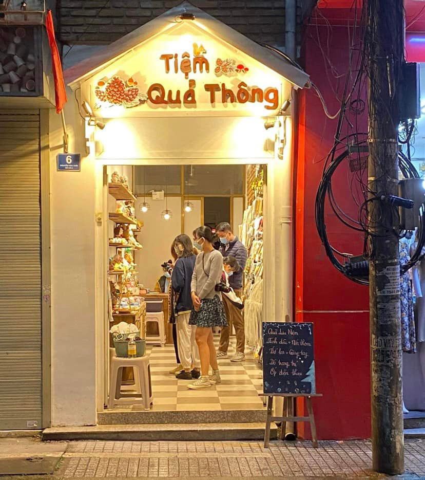 Tiệm quả thông Đà Lạt với sản phẩm quà lưu niệm dễ thương