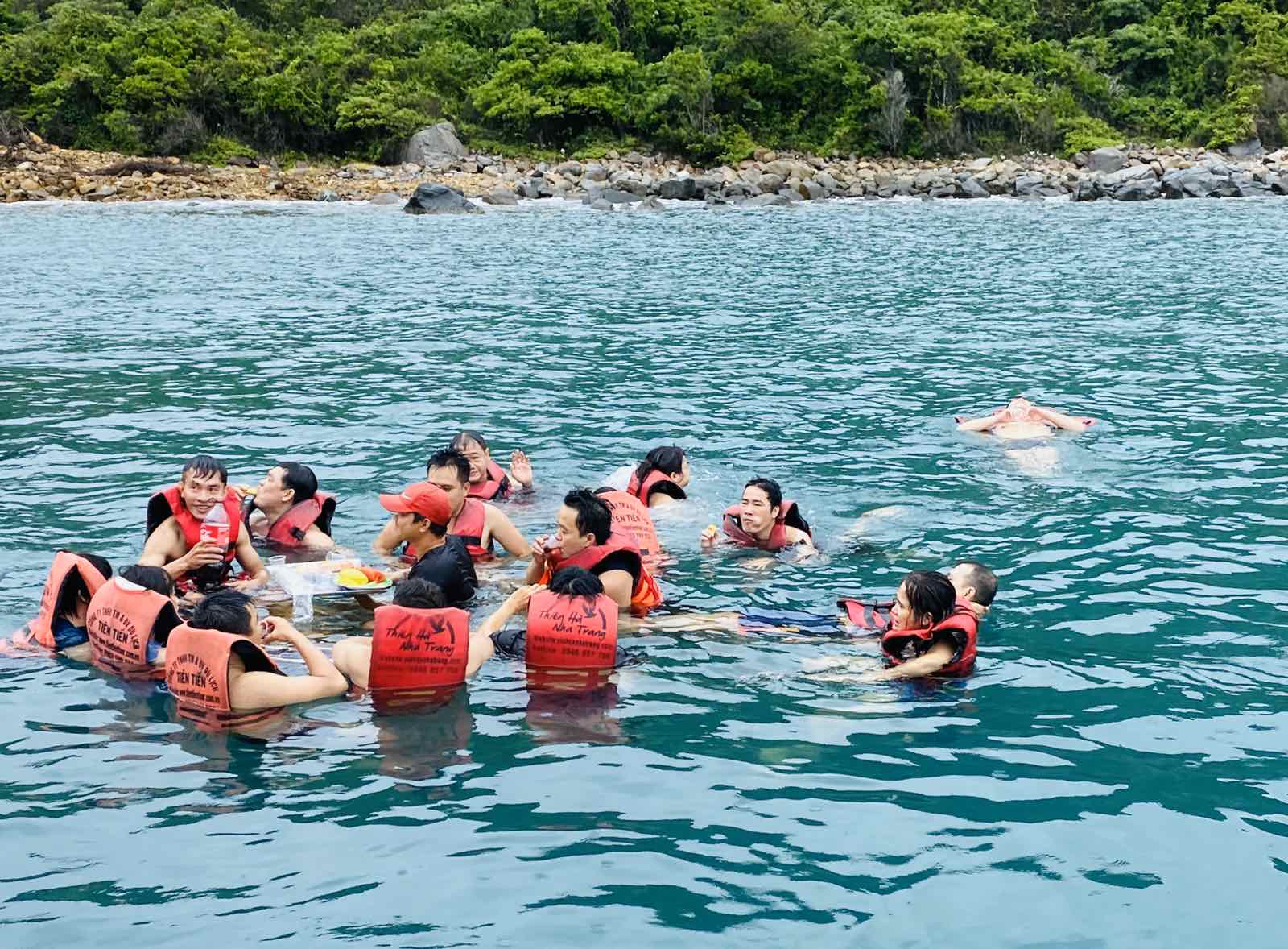 Trải nghiệm tiệc bar nổi độc đáo trên biển Nha Trang