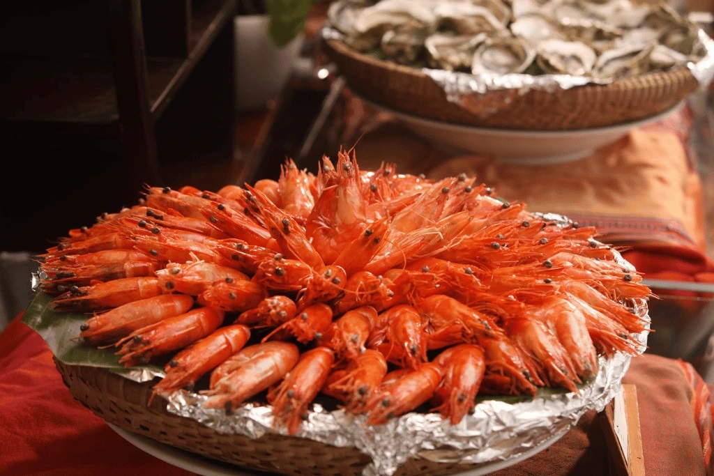 Bàn tiệc buffet tối thịnh soạn tại Victoria Hội An Beach Resort