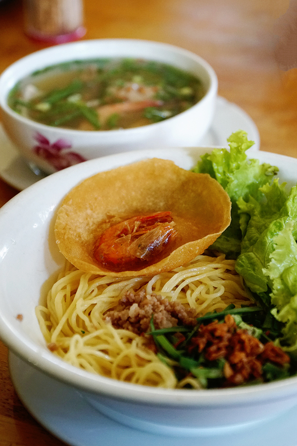 Mì thập cẩm và mì vịt tiềm tại tiệm ăn gốc Hoa