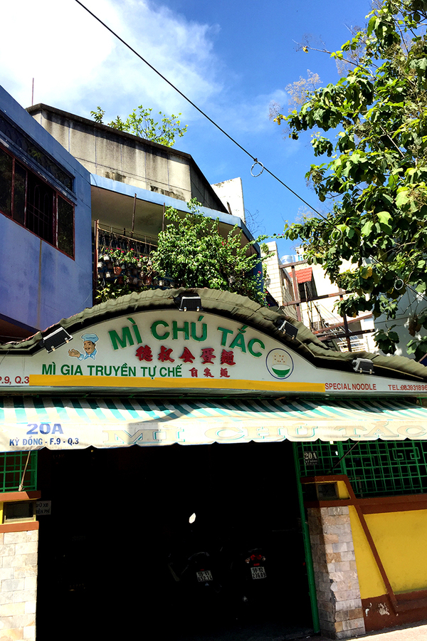 Tiệm ăn được nhiều người Sài Gòn thường xuyên lui tới nằm ở mặt tiền đường Kỳ Đồng, quận 3. Chủ quán là bà Xuân, năm nay đã ngoài 60 tuổi. Bà Xuân cho hay, do sở thích ăn mì mà bà quyết định mở quán.  "Tôi học được bí quyết làm sợi mì từ một người bạn. Từ đó đến nay vẫn duy trì công thức này", bà Xuân nói. Theo đó, tên quán là tên của người bạn - người thầy truyền nghề làm mì, quê ở Quảng Đông (Trung Quốc).
