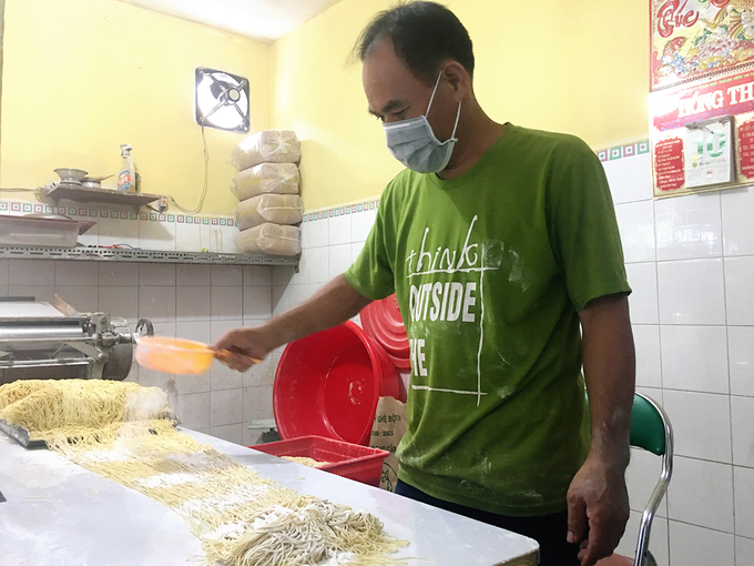 Quán sản xuất mì liên tục trong ngày để đảm bảo độ tươi phục vụ khách. Nguyên liệu chính để làm sợi mì gia truyền là trứng, bột mì và nước tro tàu. Sau khi bột được nhào thật kỹ thì cho nghỉ để nở và cán mỏng, sau đó cắt thành sợi bằng máy rồi cắt thành từng vắt nhỏ. Mì tự làm thơm mùi trứng, sợi to vừa phải, mềm.  Các công đoạn diễn ra ở một gian nhà nhỏ đằng sau chỗ ngồi của khách. Người tò mò có thể đi lại gần và quan sát quá trình này.