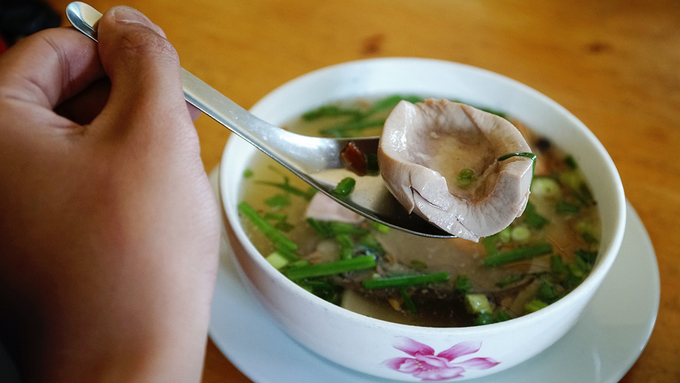 Người có sở thích riêng sẽ gọi mì xá xíu, thịt gà, vằn thắn... Bạn cũng có thể yêu cầu đầu bếp làm mì trộn khô, đồ ăn để riêng trong một tô khác cùng nước lèo.  Điều nổi bật khiến quán được lòng nhiều thực khách có lẽ bởi nước lèo có vị đậm đà, ngọt từ xương, vừa miệng mà không nhiều bột ngọt. Ngoài ra, sợi mì tươi có độ dai vừa phải.