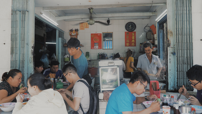 Tuy nằm ngay mặt tiền đường Yersin, quận 1, tiệm ăn của gia đình ông Viên Kiêm Toàn (ngoài 60 tuổi) không bề thế mà nằm gọn trong căn nhà nhỏ chừng 10 mét vuông. Bàn ghế cho khách ngồi ăn được xếp kín từ trong ra ngoài.