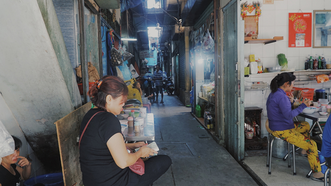 Quán không tên nhưng nằm ở mặt tiền đường (gần đại lộ Võ Văn Kiệt) nên khách rất dễ tìm thấy. Địa chỉ này phục vụ bữa sáng, mở cửa từ khoảng 5h30, đến tầm trưa thì nghỉ. Quán có không gian mở, sát mặt đường nên thoáng mát.