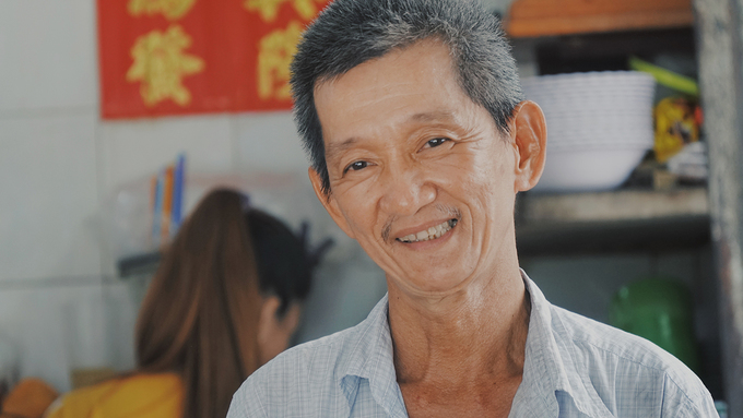 Ông Toàn cho biết, quán do thân sinh của ông mở cách đây hơn 60 năm. "Tôi theo ba mẹ phụ bán từ khi 14, 15 tuổi", ông nói. Hiện tại, ông Toàn cùng con trai đứng bếp. Ông thuê thêm vài người để phụ bưng cũng như xếp xe cho khách.