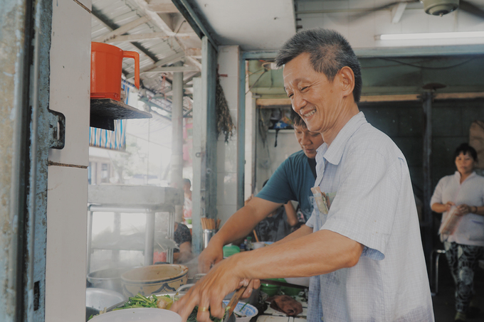 Theo chủ tiệm, công thức nấu nướng không có gì đặc biệt, ông học lại từ ba mẹ rồi truyền cho con trai. Tuy nhiên, để cho ra nồi nước lèo thơm ngọt tự nhiên, quán dùng nhiều xương heo để hầm, không có bột nêm. Các nguyên vật liệu cũng được mua sớm ở chợ để chọn được loại tươi nhất.