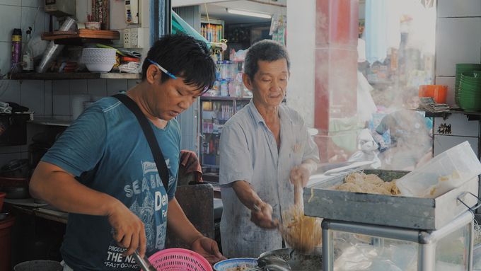 Không giống như hầu hết tiệm ăn người Hoa, địa chỉ này không có chiếc xe đẩy thường thấy mà kê một chiếc bàn để bày các vật dụng. Chiếc tủ kính nhỏ để các nguyên vật liệu. Kế bên là bếp và nồi nước lèo to, luôn toả khói nghi ngút.  Ông Toàn cho hay, gia đình ông tự tay làm mì mỗi ngày để bán. Sợi mì có màu vàng ươm, thoảng thơm mùi trứng.