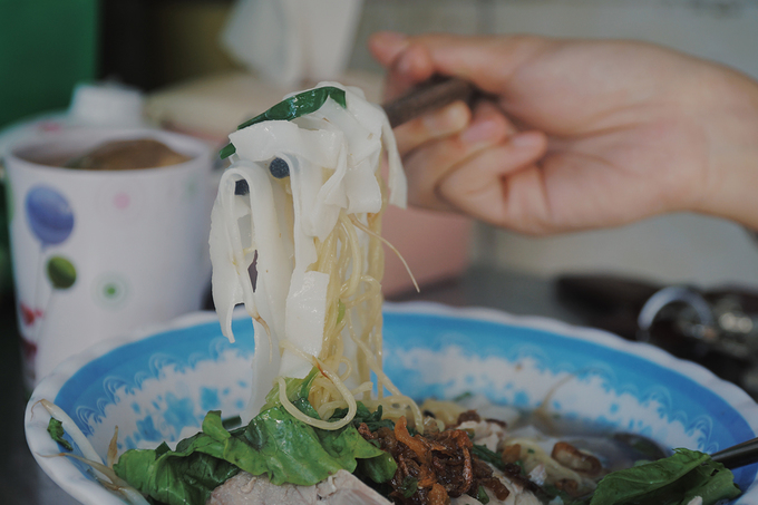 Sợi hủ tiếu mềm nhìn giống bánh phở nhưng mỏng và ngắn hơn. Loại này quán không tự làm mà lấy từ một lò ở thành phố.