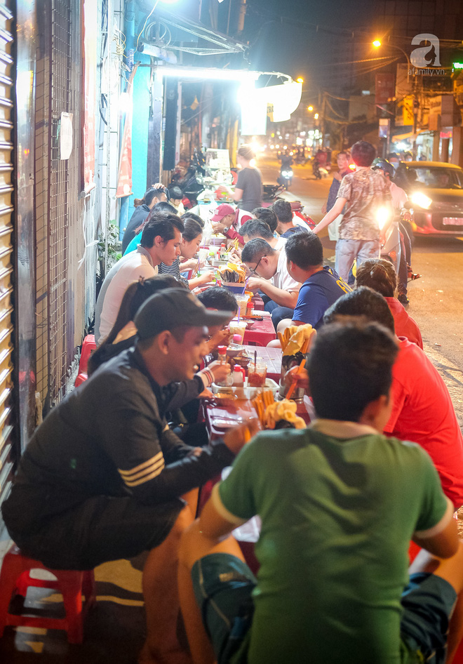 tiem-banh-canh-gio-heo-hon-30-nam-tuoi-trong-hem-nho-toi-nao-cung-tap-nap-khach-o-sai-gon-ivivu-1 tiem-banh-canh-gio-heo-hon-30-nam-tuoi-trong-hem-nho-toi-nao-cung-tap-nap-khach-o-sai-gon-ivivu-1
