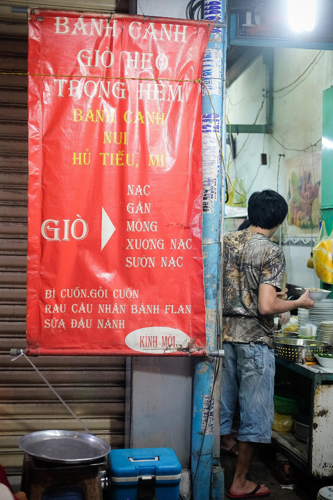 tiem-banh-canh-gio-heo-hon-30-nam-tuoi-trong-hem-nho-toi-nao-cung-tap-nap-khach-o-sai-gon-ivivu-2 tiem-banh-canh-gio-heo-hon-30-nam-tuoi-trong-hem-nho-toi-nao-cung-tap-nap-khach-o-sai-gon-ivivu-2