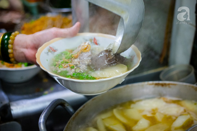 tiem-banh-canh-gio-heo-hon-30-nam-tuoi-trong-hem-nho-toi-nao-cung-tap-nap-khach-o-sai-gon-ivivu-3 tiem-banh-canh-gio-heo-hon-30-nam-tuoi-trong-hem-nho-toi-nao-cung-tap-nap-khach-o-sai-gon-ivivu-3