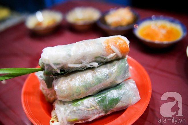 tiem-banh-canh-gio-heo-hon-30-nam-tuoi-trong-hem-nho-toi-nao-cung-tap-nap-khach-o-sai-gon-ivivu-6 tiem-banh-canh-gio-heo-hon-30-nam-tuoi-trong-hem-nho-toi-nao-cung-tap-nap-khach-o-sai-gon-ivivu-6