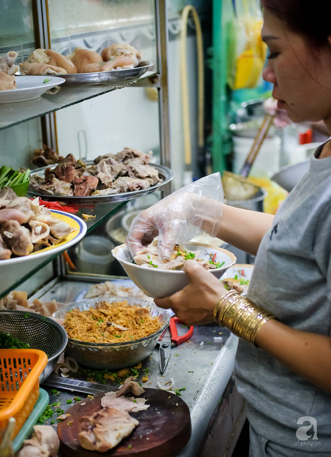 tiem-banh-canh-gio-heo-hon-30-nam-tuoi-trong-hem-nho-toi-nao-cung-tap-nap-khach-o-sai-gon-ivivu-8 tiem-banh-canh-gio-heo-hon-30-nam-tuoi-trong-hem-nho-toi-nao-cung-tap-nap-khach-o-sai-gon-ivivu-8