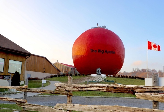 The Big Apple Canada - tiệm bánh hình quả táo lớn nhất thế giới
