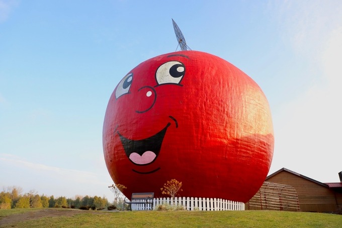 Mô hình quả táo khổng lồ tại The Big Apple Canada