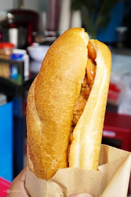 Mỗi ổ bánh mì dân tổ có giá 28.000 đồng tại Sài Gòn