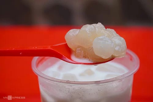 Dừa dầm đặc sản Hải Phòng tại tiệm bánh mì dân tổ Sài Gòn