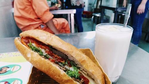 Thưởng thức bánh mì Bà Dần thơm ngon tại phố cổ Hà Nội