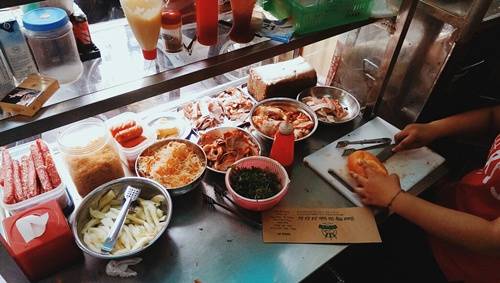 Bánh mì chảo và bánh mì sốt vang hấp dẫn tại bánh mì Bà Dần