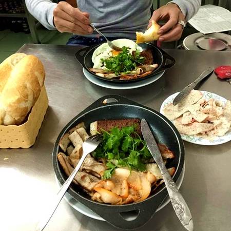 Pate gan béo ngậy đặc trưng của bánh mì Bà Dần phố cổ