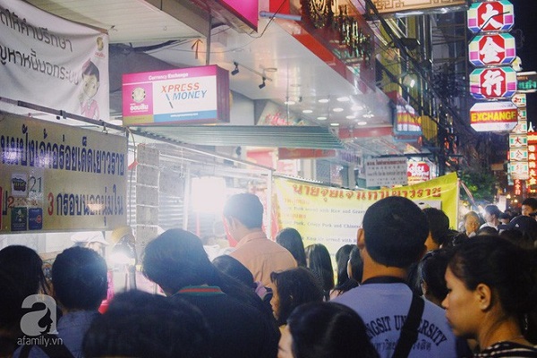 Bánh mì Yaowarat thu hút du khách tại Chinatown Bangkok