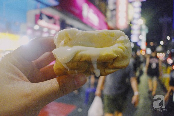Bánh mì Yaowarat với nhân chocolate đậm đà