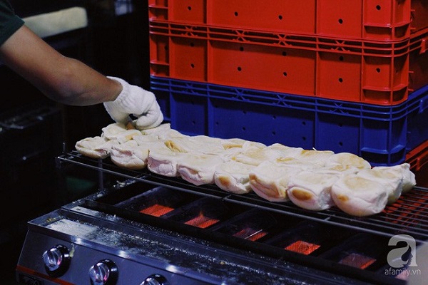 Bánh mì Yaowarat với sốt đầy ắp