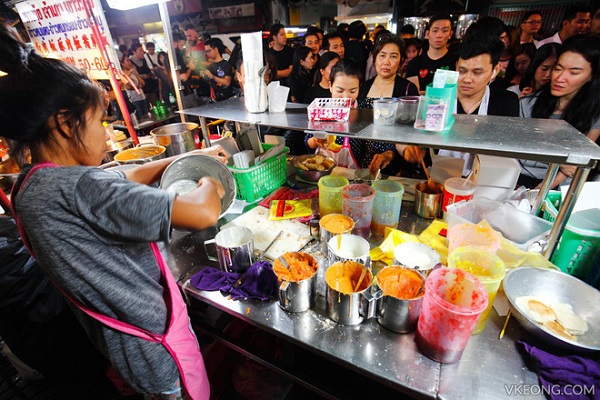 Khách thưởng thức bánh mì Yaowarat ấm nóng