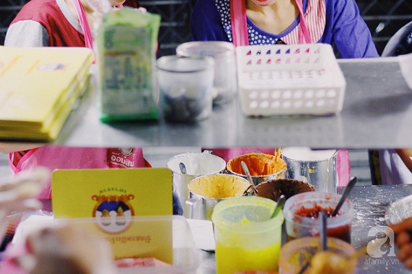 tiem-banh-mi-via-he-sieu-hap-dan-ngay-nao-khach-cung-xep-hang-dai-doi-mua-o-bangkok-ivivu-10