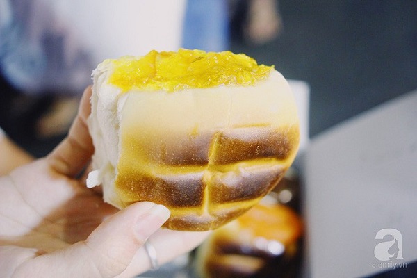Tiệm bánh mì vỉa hè siêu hấp dẫn, ngày nào khách cũng xếp hàng dài đợi mua ở Bangkok