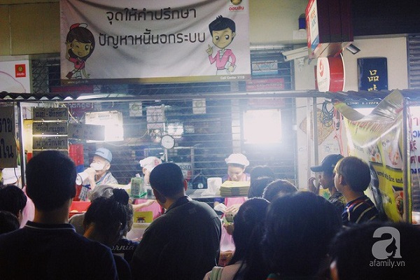 tiem-banh-mi-via-he-sieu-hap-dan-ngay-nao-khach-cung-xep-hang-dai-doi-mua-o-bangkok-ivivu-2