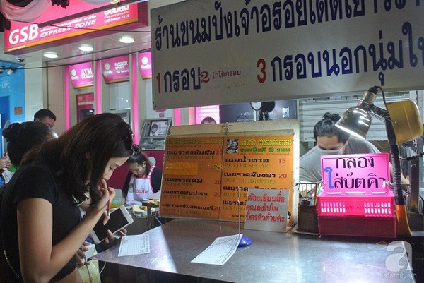 tiem-banh-mi-via-he-sieu-hap-dan-ngay-nao-khach-cung-xep-hang-dai-doi-mua-o-bangkok-ivivu-3