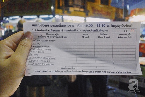 tiem-banh-mi-via-he-sieu-hap-dan-ngay-nao-khach-cung-xep-hang-dai-doi-mua-o-bangkok-ivivu-4