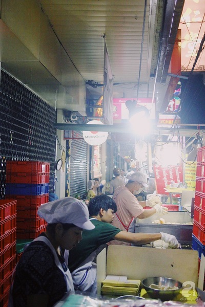 tiem-banh-mi-via-he-sieu-hap-dan-ngay-nao-khach-cung-xep-hang-dai-doi-mua-o-bangkok-ivivu-5