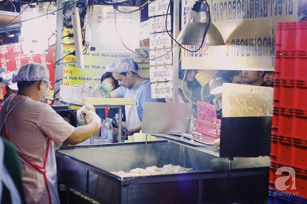 tiem-banh-mi-via-he-sieu-hap-dan-ngay-nao-khach-cung-xep-hang-dai-doi-mua-o-bangkok-ivivu-7