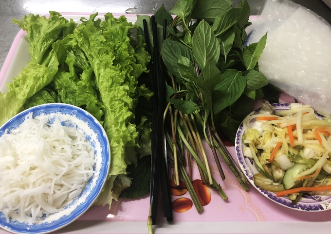 Kim chi muối Việt Nam tại quán cá lóc nướng Sài Gòn