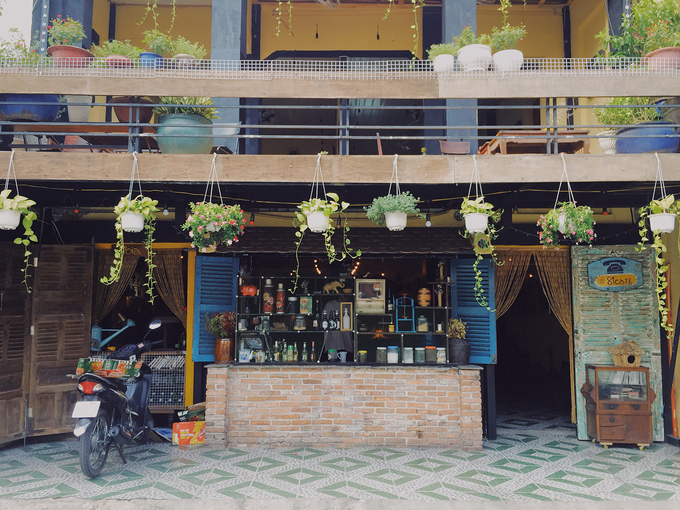 Quán 81 cafe nằm bên hông chợ Tân Định, trên đường Nguyễn Hữu Cầu, quận 1. Quán vừa mới đi vào hoạt động nhưng khiến nhiều thực khách chú ý bởi không gian sáng, trang trí bắt mắt ngay từ bên ngoài.