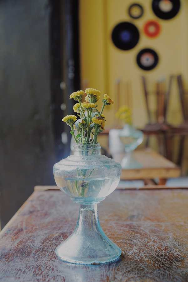 Anh Hữu tận dụng những chiếc đèn dầu kiểu xưa để làm bình hoa. Đa phần vật dụng trong quán được chủ quán cất công đi đến nhiều nơi để sưu tầm. Nhờ cách sắp đặt khéo léo mà những trang trí này tạo mối liên kết hài hoà.
