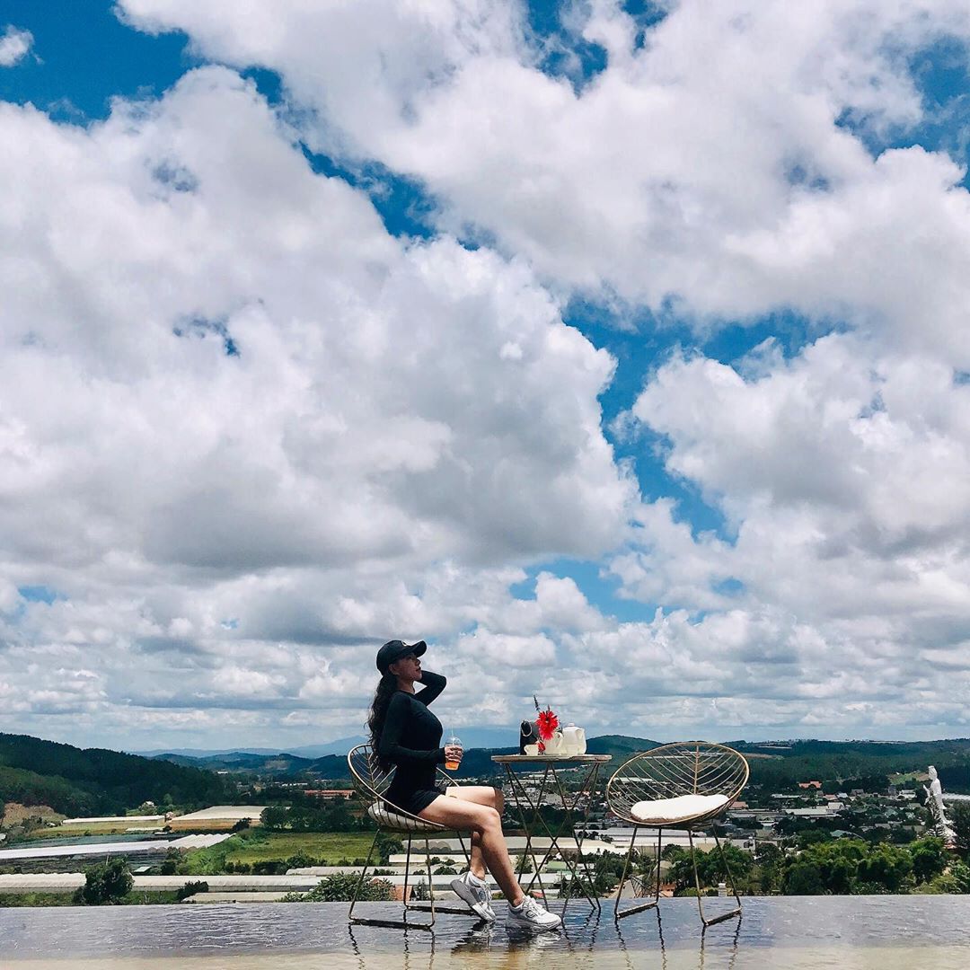 Hồ Trên Mây Đà Lạt view đồi hoa