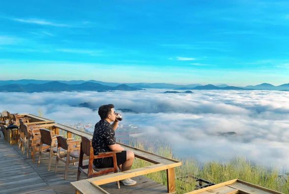 Không gian tiệm cafe hoàng hôn chiều Đà Lạt