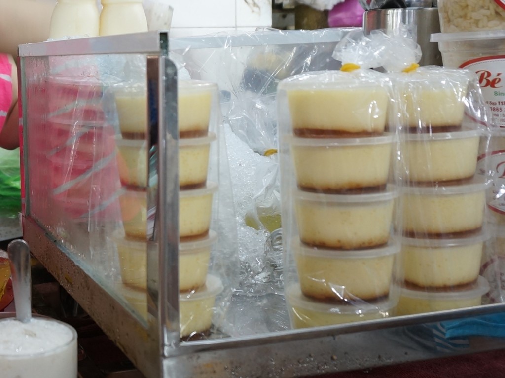 Bánh flan tại tiệm chè Bến Thành là món mua về được ưa chuộng, giá 20.000 đồng