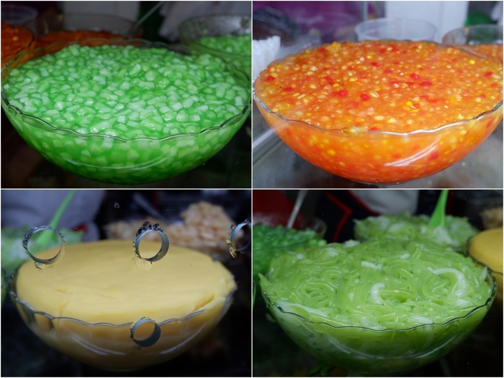 Món chè thập cẩm được lòng hầu hết những ai từng ghé quán. Đậu xanh đánh mềm mịn, thơm béo đựng trong tô thủy tinh sạch sẽ. Hạt lựu nhiều màu làm từ bột lọc, bọc nhân dừa ở giữa nhai giòn giòn vui miệng. Sợi bánh lọc mềm, ăn ngon.