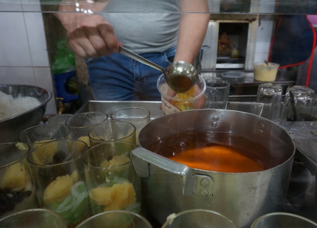 Nước đường thanh, không ngọt ngây nên khi chan vào ly chè vẫn vừa ăn, thêm đá nữa là đủ để trung hòa hương vị.