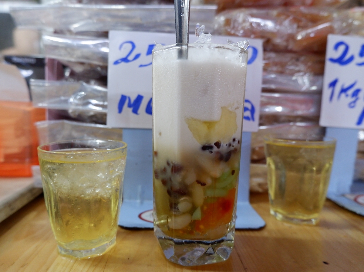 Một set "chè đủ thứ" gồm ly chè đá cốt dừa béo thơm và ly trà đá nhỏ, đúng chuẩn chè Sài Gòn bao lâu nay. Giá một ly chè thập cẩm là 27.000 đồng.