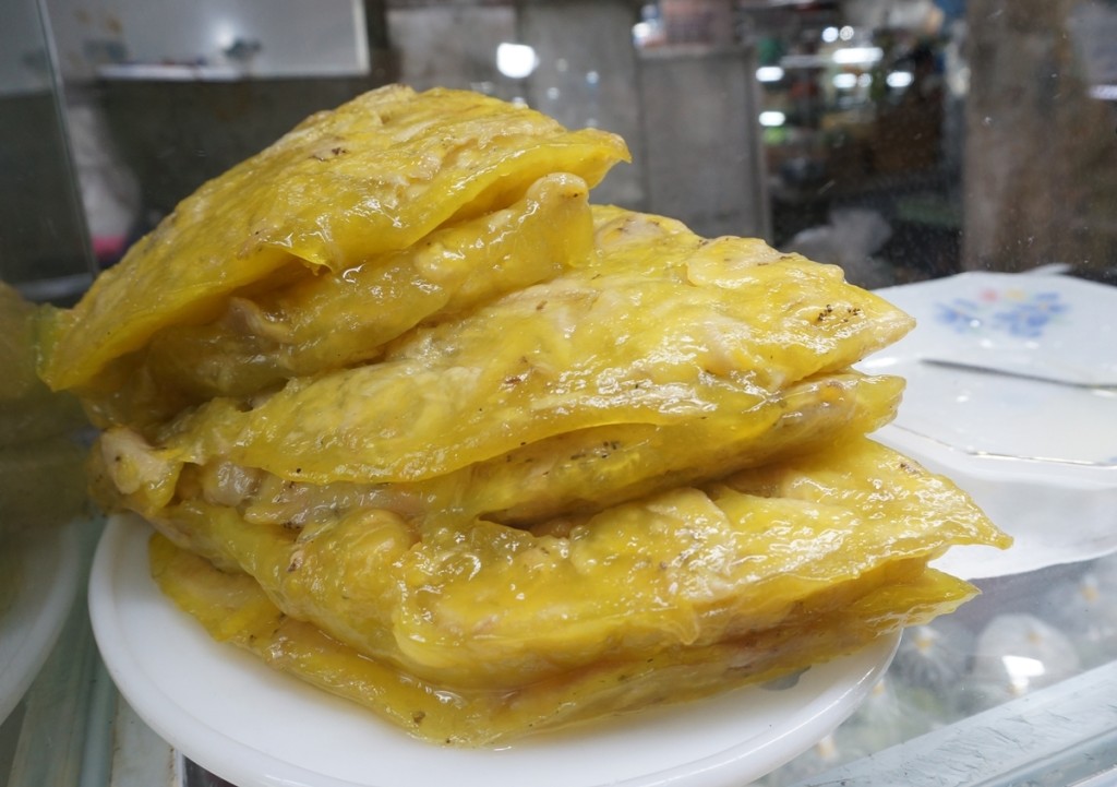 Bánh chuối cũng được nhiều du khách nước ngoài ưa thích do vị vừa ngọt vừa hơi chua chua ăn lạ miệng.