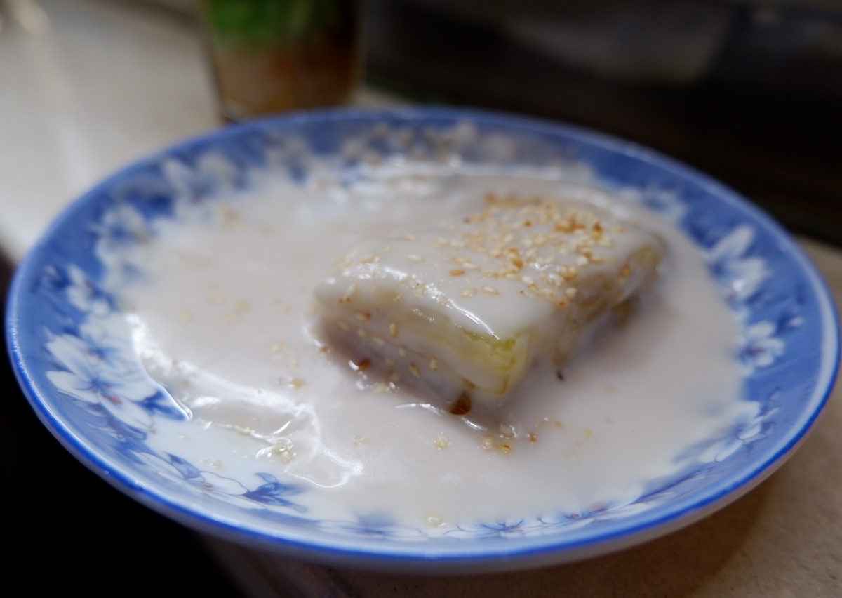 Phần bánh chuối chan thêm nước cốt dừa thơm béo, rắc ít mè rang bùi bùi nữa là đúng chuẩn. Giá một phần 27.000 đồng.