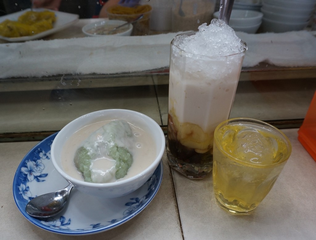 Chè bắp hay chè khoai môn khá lạ do nấu chung với nếp và lá dứa. Do các món chè ở đây được nêm nếm vừa miệng, không đậm vị ngọt nên không gây ngán. Một người có thể ăn ly chè, kèm theo bánh chuối hoặc chè bắp, chè thưng là bình thường.
