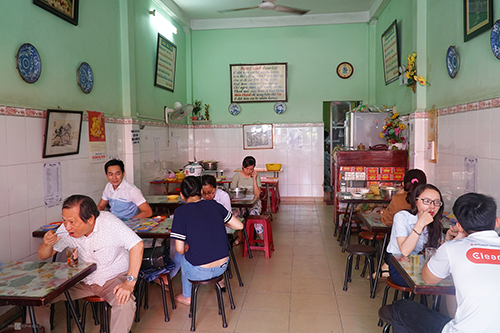 Không gian tiệm chè Hiển Khánh gồm hơn 10 bộ bàn ghế